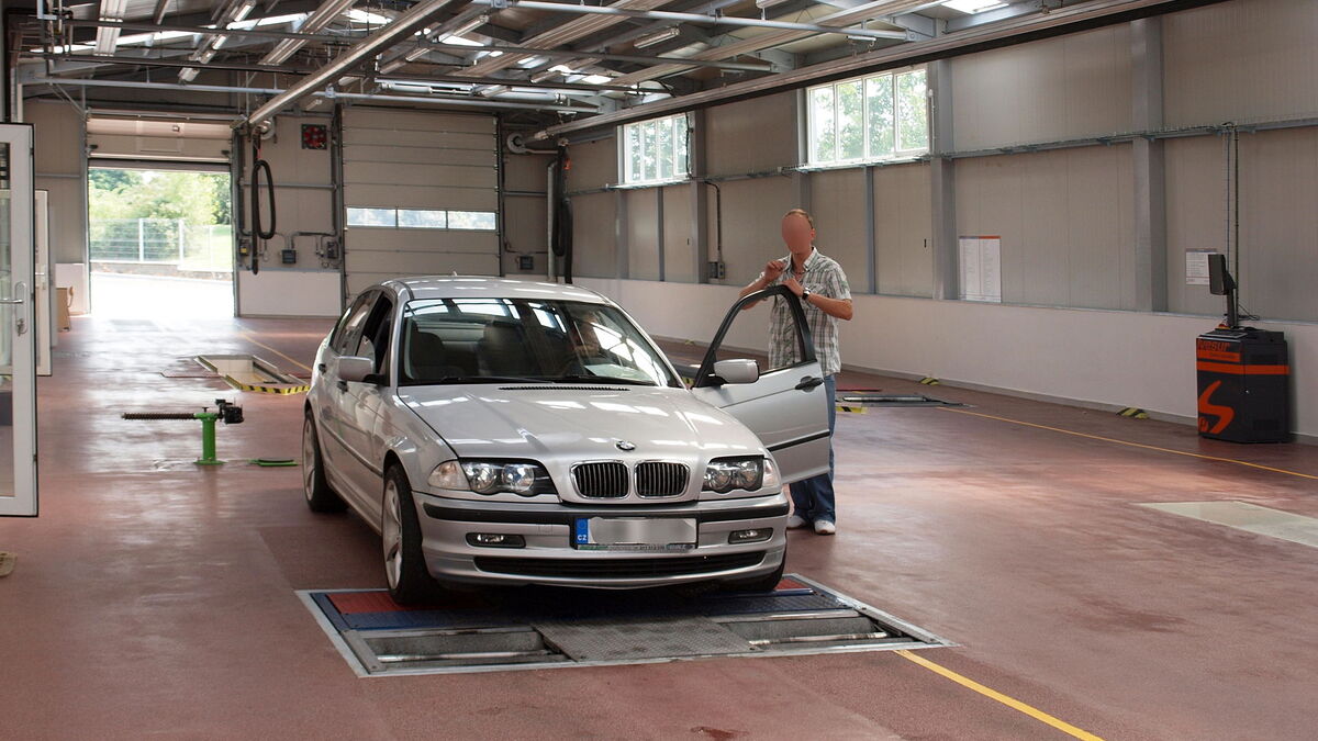Auto op een remmenbank tijdens een keuring