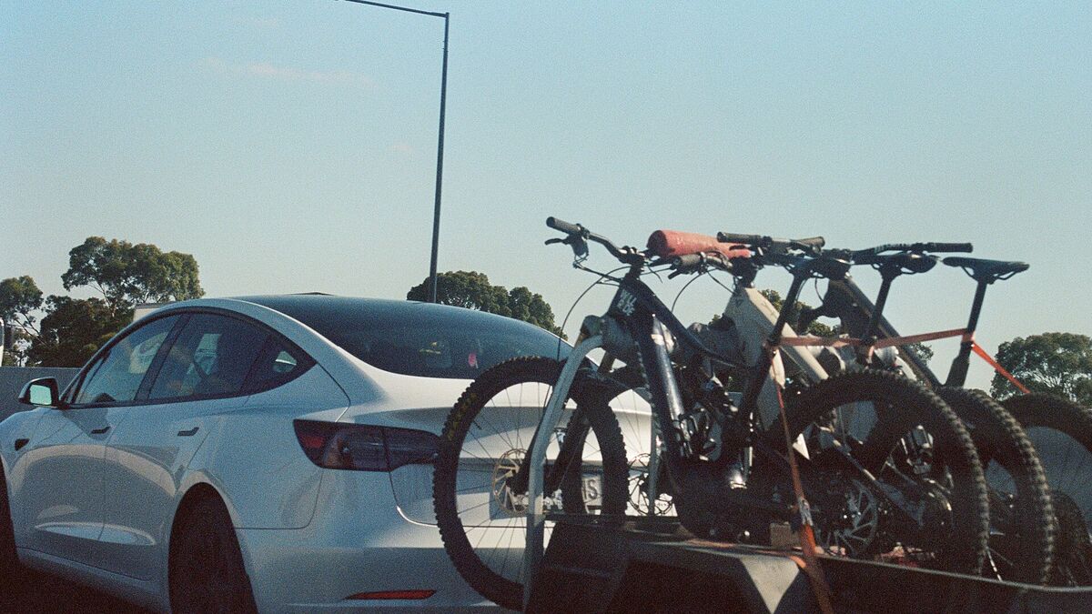Personenauto met aanhanger op de weg