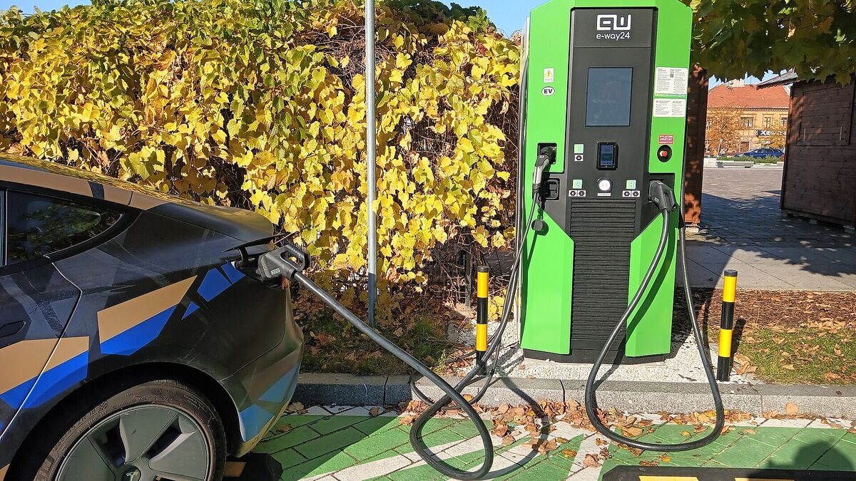 Elektrische auto aan een laadpaal