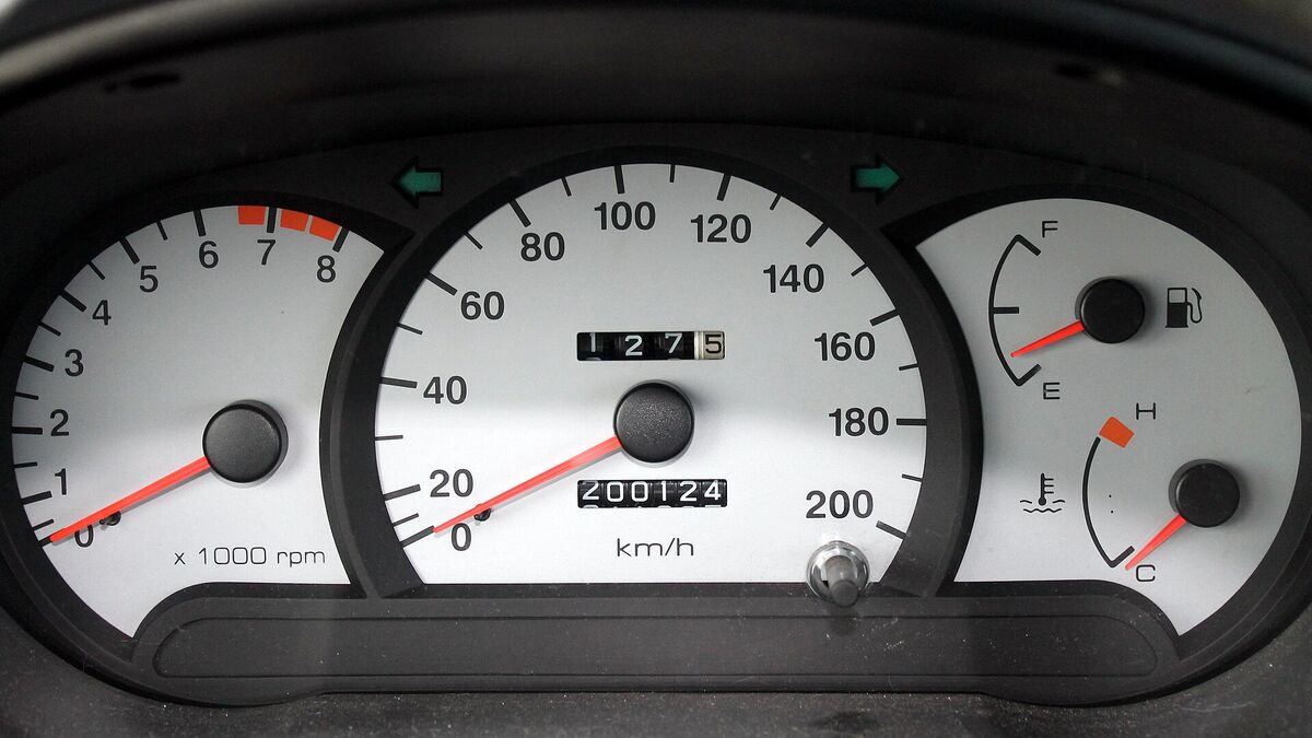 Dashboard met snelheidsmeter en brandstofmeter