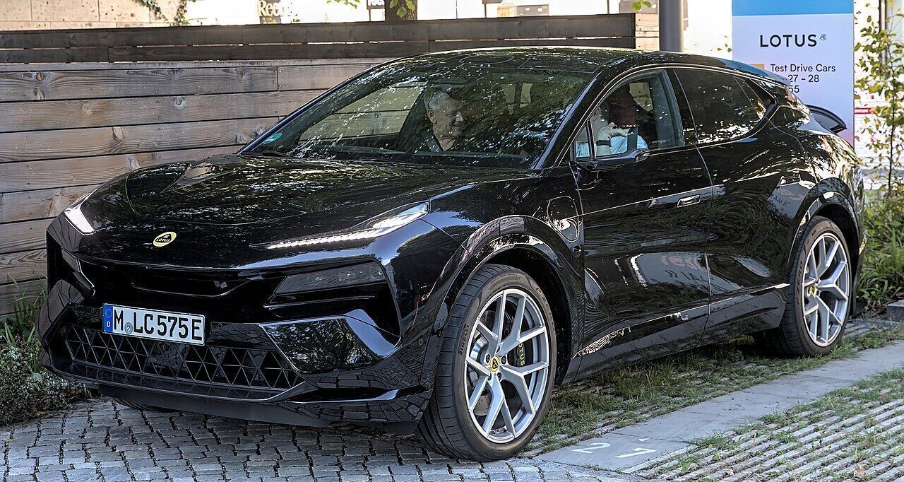 Lotus Eletre, exterior
